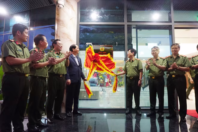 Các đại biểu tại buổi Lễ gắn biển khánh thành công trình Nhà khách công vụ CATP Hà Nội Các đại biểu tại buổi Lễ gắn biển khánh thành công trình Nhà khách công vụ CATP Hà Nội