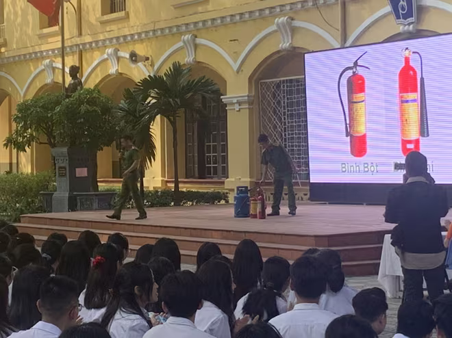 Lực lượng Cảnh sát PCCC và CNCH hướng dẫn các học sinh sử dụng bình chữa cháy xách tay