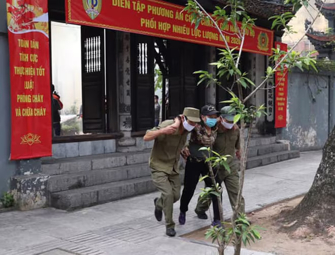Lực lượng chữa cháy tại chỗ cứu nạn người mắc kẹt đến nơi an toàn Lực lượng chữa cháy tại chỗ cứu nạn người mắc kẹt đến nơi an toàn