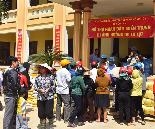 Đoàn Công tác trao tặng hỗ trợ đồng bào bị ảnh hưởng do lũ lụt tại tỉnh Quảng Bình Đoàn Công tác trao tặng hỗ trợ đồng bào bị ảnh hưởng do lũ lụt tại tỉnh Quảng Bình