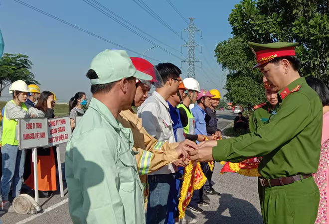 Thượng tá Trần Đình Nghĩa, Trưởng CAH Mê Linh trao cờ lưu niệm cho các đội tham gia Hội thao Thượng tá Trần Đình Nghĩa, Trưởng CAH Mê Linh trao cờ lưu niệm cho các đội tham gia Hội thao