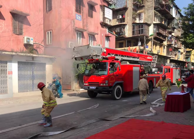 Lực lượng dân phòng, bảo vệ dân phố tiếp cận cứu nạn, cứu hộ tài sản Lực lượng dân phòng, bảo vệ dân phố tiếp cận cứu nạn, cứu hộ tài sản