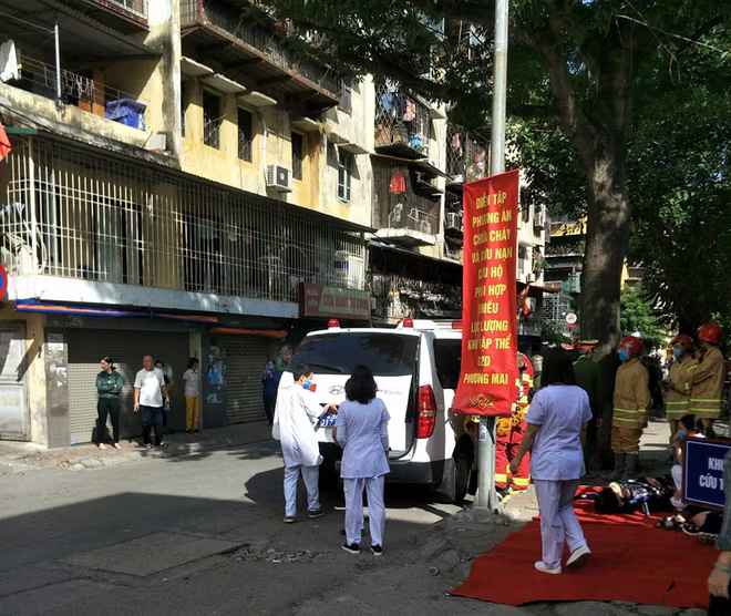 Lực lượng y tế tham gia tiếp nhận sơ cứu nạn nhân bị mắc kẹt Lực lượng y tế tham gia tiếp nhận sơ cứu nạn nhân bị mắc kẹt
