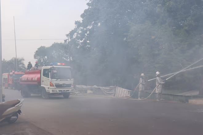 Giả định tình huống khoảng 9h15 ngày 28-10, đã xảy ra gian hàng tại chợ Sấu. Nguyên nhân do sự cố chập điện dẫn đến cháy lan và cháy lớn. Thời điểm xảy cháy các hộ kinh doanh nghỉ nên việc xử lý đã không kịp thời. Chỉ trong thời gian ngắn đám cháy đã bao trùm và lan sang toàn bộ các ki ốt lân cận, do đó gây khó khăn cho lực lượng chữa cháy tại chỗ.