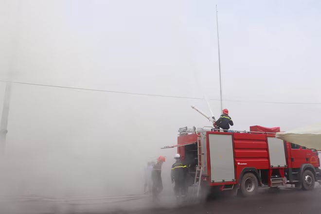 Lực lượng Cảnh sát PCCC và CNCH- CAH Hoài Đức tiếp cận chữa cháy giả đinh tại chợ Sấu