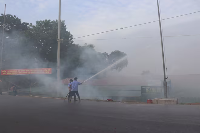 Lực lượng chữa cháy tại chỗ khi phát hiện cháy đã nhanh chóng hô hoán đồng thời triển khai đội hình chữa cháy dập lửa