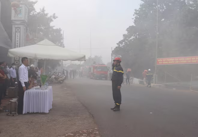 Chỉ huy Đội Cảnh sát PCCC và CNCH - CAH Hoài Đức báo cáo triển khai đội hình diễn tập PCCC