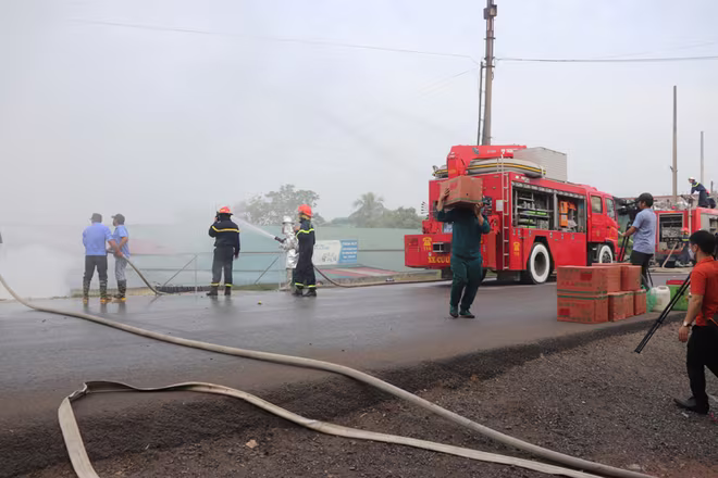 Thượng tá Nguyễn Ngọc Mẽ, Trưởng CAH Hoài Đức cho biết: &quot;Diễn tập nhằm kiểm tra phương tiện, thiết bị, sự phối hợp giữa các lực lượng, đồng thời là biện pháp tuyên truyền trực quan, sinh động qua đó nâng cao nhận thức người dân trong công tác PCCC và CNCH&quot;