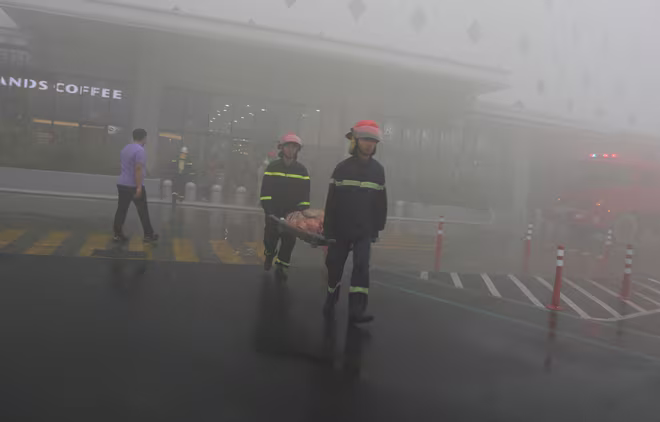 Lực lượng tìm kiếm cứu nạn đưa nạn nhân bị thương ra nơi an toàn Lực lượng tìm kiếm cứu nạn đưa nạn nhân bị thương ra nơi an toàn