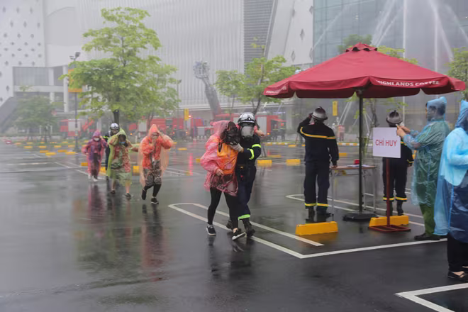 Lực lượng tìm kiếm cứu nạn hướng dẫn thoát nạn và đưa người mắc kẹt đến nơi an toàn Lực lượng tìm kiếm cứu nạn hướng dẫn thoát nạn và đưa người mắc kẹt đến nơi an toàn