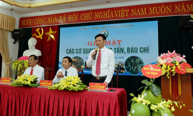 Ông La Văn Nam, Chủ tịch UBND huyện Lục Ngạn phát biểu tại buổi họp báo Ông La Văn Nam, Chủ tịch UBND huyện Lục Ngạn phát biểu tại buổi họp báo