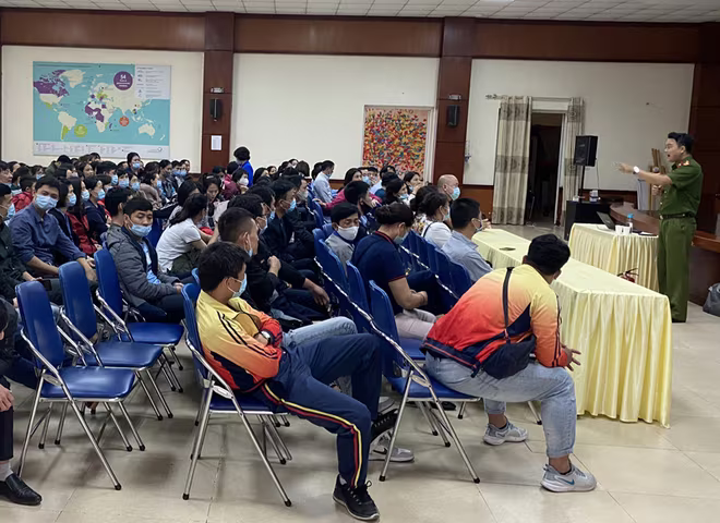 Cảnh sát PCCC và CNCH- CAQ Nam Từ Liêm tuyên truyền an toàn PCCC tại Trường tiểu học Đoàn Thị Điểm Cảnh sát PCCC và CNCH- CAQ Nam Từ Liêm tuyên truyền an toàn PCCC tại Trường tiểu học Đoàn Thị Điểm