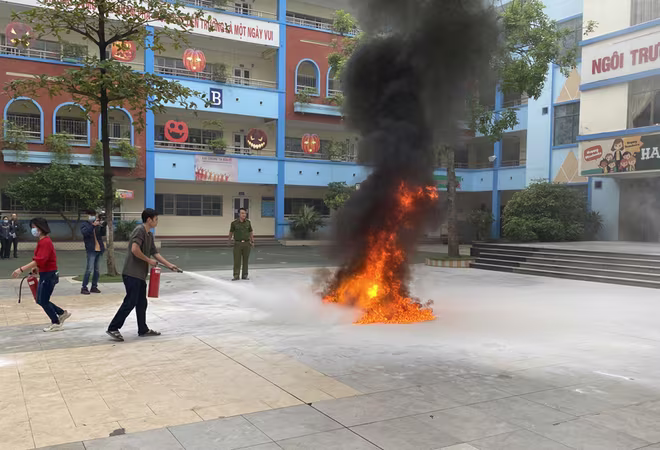 Lực lượng Cảnh sát PCCC và CNCH- CAQ Nam Từ Liêm hướng dẫn lực lượng chữa cháy tại cơ sở thực hành dập lửa bằng bình chữa cháy xách tay Lực lượng Cảnh sát PCCC và CNCH- CAQ Nam Từ Liêm hướng dẫn lực lượng chữa cháy tại cơ sở thực hành dập lửa bằng bình chữa cháy xách tay