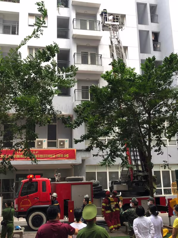 Các lực lượng dùng xe thag cứu nạn người mắc kẹt trên cao