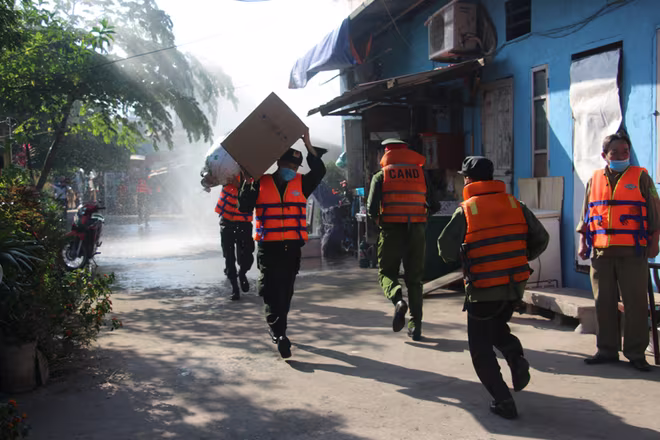 Lực lượng Công an diễn tập phòng chống, ứng phó thiên tai và cháy nổ tại phường Phúc Xá, quận Ba Đình Lực lượng Công an diễn tập phòng chống, ứng phó thiên tai và cháy nổ tại phường Phúc Xá, quận Ba Đình