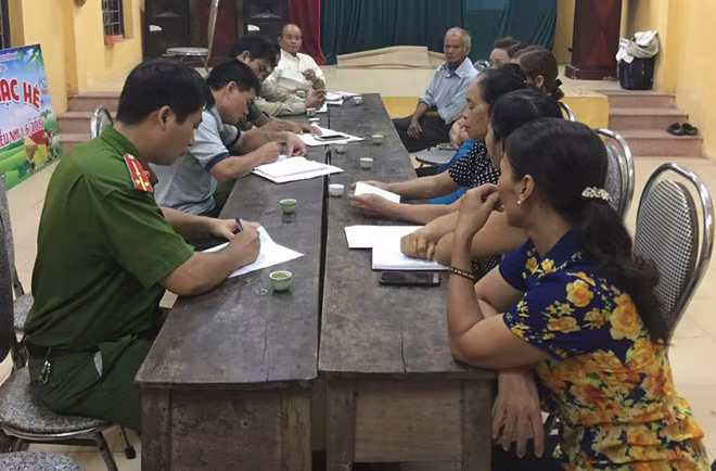 Lực lượng Công an phối hợp rà soát, trao đổi thông tin tại xã Hữu Hoà Lực lượng Công an phối hợp rà soát, trao đổi thông tin tại xã Hữu Hoà
