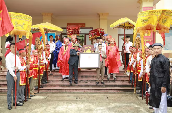 Người dân trong huyện tại buổi lễ đón nhận Bằng di tích lịch sử Lăng đá Nguyễn Thế Lai Người dân trong huyện tại buổi lễ đón nhận Bằng di tích lịch sử Lăng đá Nguyễn Thế Lai