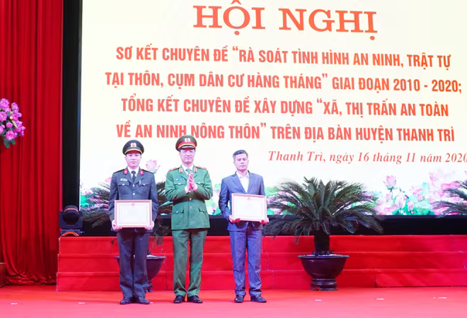 Thiếu tướng Nguyễn Duy Ngọc - Thứ trưởng Bộ Công an trao khen thưởng tặng các cá nhân có thành tích trong công tác giữ gìn ANTT địa bàn Thiếu tướng Nguyễn Duy Ngọc - Thứ trưởng Bộ Công an trao khen thưởng tặng các cá nhân có thành tích trong công tác giữ gìn ANTT địa bàn