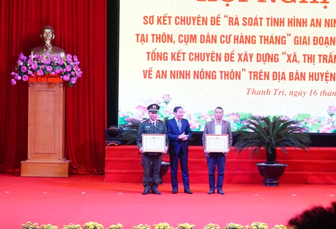 Đồng chí Lê Hồng Sơn - Phó Chủ tịch UBND TP Hà Nội trao khen thưởng tặng các cá nhân đạt thành tích xuất sắc trong nhiệm vụ đảm bảo ANTT Đồng chí Lê Hồng Sơn - Phó Chủ tịch UBND TP Hà Nội trao khen thưởng tặng các cá nhân đạt thành tích xuất sắc trong nhiệm vụ đảm bảo ANTT