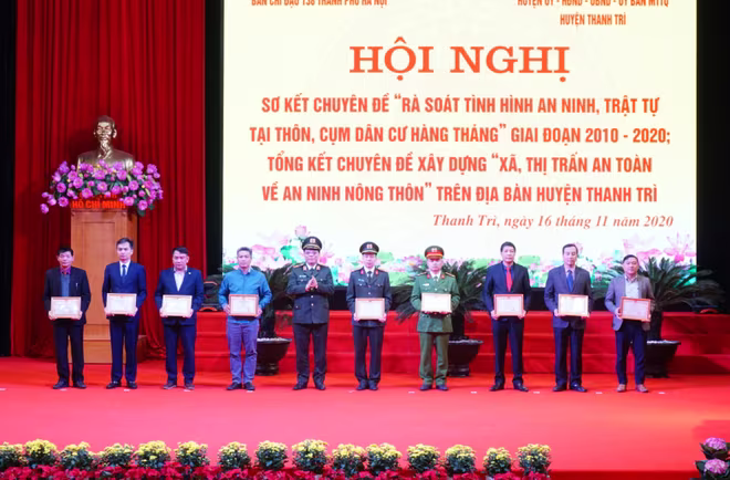 Thiếu tướng Nguyễn Hải Trung, Giám đốc CATP Hà Nội trao khen thưởng cho tập thể và cá nhân có thành tích xuất sắc Thiếu tướng Nguyễn Hải Trung, Giám đốc CATP Hà Nội trao khen thưởng cho tập thể và cá nhân có thành tích xuất sắc