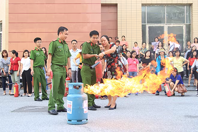 Lực lượng Cảnh sát PCCC và CNCH - CAQ Ba Đình tuyên truyền, thực tập an toàn PCCC cho các giáo viên trên địa bàn quận Lực lượng Cảnh sát PCCC và CNCH - CAQ Ba Đình tuyên truyền, thực tập an toàn PCCC cho các giáo viên trên địa bàn quận