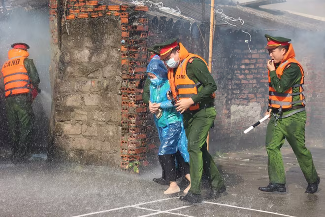 Lực lượng Cảnh sát PCCC và CNCH - CAQ Ba Đình diễn tập PCCC, CNCH ứng phó thiên tai, cháy nổ tại phường Phúc Xá Lực lượng Cảnh sát PCCC và CNCH - CAQ Ba Đình diễn tập PCCC, CNCH ứng phó thiên tai, cháy nổ tại phường Phúc Xá