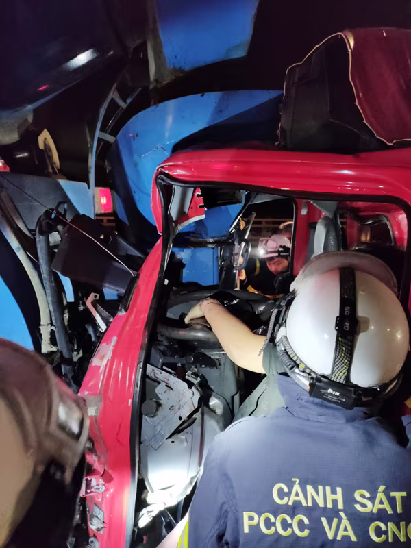 Lực lượng CNCH kịp thời cứu nạn nhân bị thương mắc kẹt trong cabin sau khi gây TNGT trên cầu Nhật Tân Lực lượng CNCH kịp thời cứu nạn nhân bị thương mắc kẹt trong cabin sau khi gây TNGT trên cầu Nhật Tân