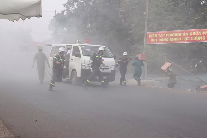 Lực lượng Cảnh sát PCCC và CNCH - CAH Hoài Đức diễn tập chữa cháy chợ Sấu