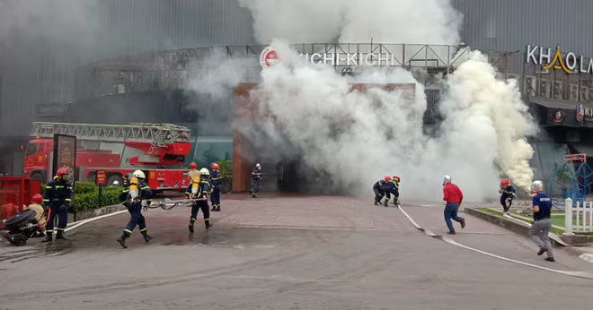 Nhanh chóng tiếp cận, lực lượng Cảnh sát PCCC và CNCH đã triển khai đội hình tìm kiếm cứu nạn, chữa cháy Nhanh chóng tiếp cận, lực lượng Cảnh sát PCCC và CNCH đã triển khai đội hình tìm kiếm cứu nạn, chữa cháy