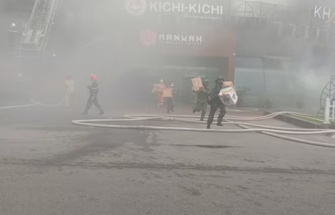 Khi xảy cháy, nhiều lực lượng được huy động cứu cứu nạn, cứu hộ và sơ tán, hướng dẫn thoát nạn Khi xảy cháy, nhiều lực lượng được huy động cứu cứu nạn, cứu hộ và sơ tán, hướng dẫn thoát nạn