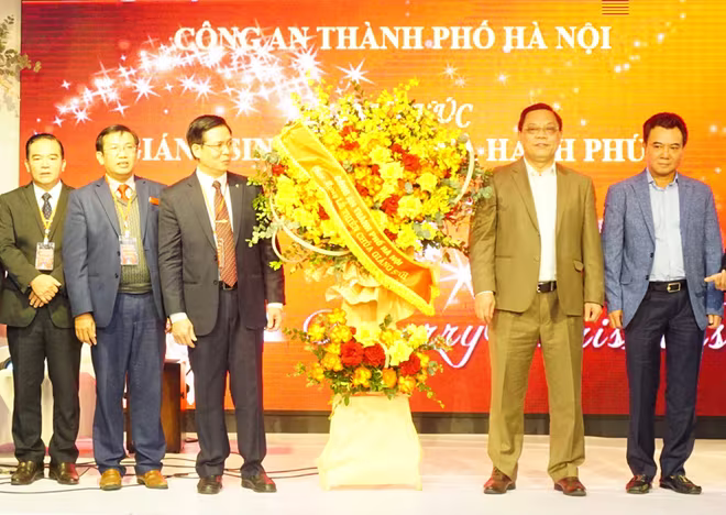 Ban Giám đốc Công an Hà Nội tặng hoa chúc mừng cộng đồng Tin lành Hà Nội nhân dịp mùa Giáng sinh năm 2020 Ban Giám đốc Công an Hà Nội tặng hoa chúc mừng cộng đồng Tin lành Hà Nội nhân dịp mùa Giáng sinh năm 2020