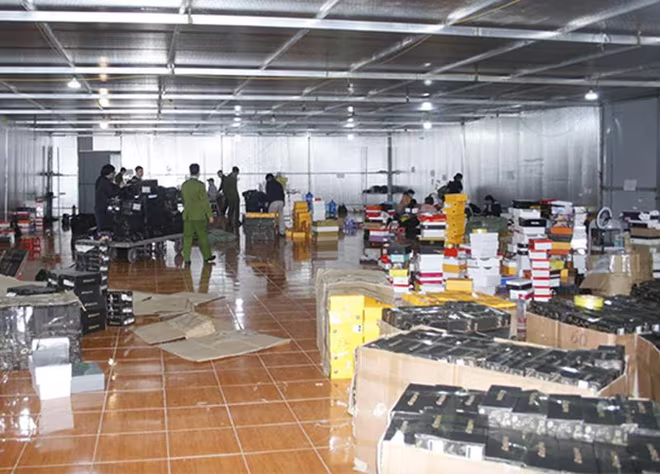 Cơ quan chức năng kiểm tra, phát hiện kho chứa nhiều hàng hóa và chủ nhân không xuất trình được chứng từ, nguồn gốc, xuất xứ các lọi hàng Cơ quan chức năng kiểm tra, phát hiện kho chứa nhiều hàng hóa và chủ nhân không xuất trình được chứng từ, nguồn gốc, xuất xứ các lọi hàng