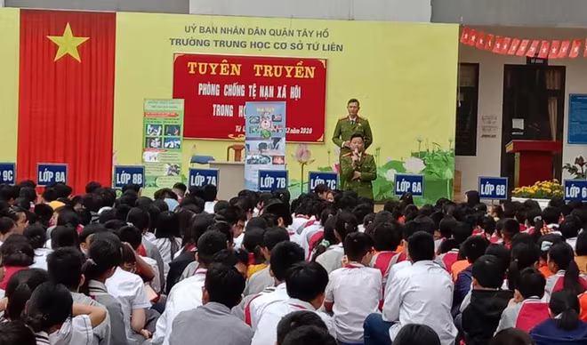 Giảng viên thuộc Học viện Cảnh sát nhân dân tuyên truyền, nâng cao kỹ năng trong học đường tại trường Trung học cơ sở Tứ Liên