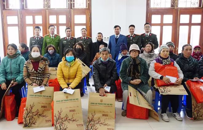 Đại diện CATP tặng 70 suất quà Tết đến các gia đình giáo dân hoàn cảnh khó khăn