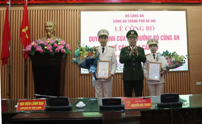 Thiếu tướng Nguyễn Hải Trung, Ủy viên Ban thường vụ Thành ủy, Bí thư Đảng ủy, Giám đốc Công an thành phố Hà Nội thừa ủy quyền của Bộ trưởng Bộ Công an trao quyết định điều động cán bộ cho Thượng tá Trần Đình Nghĩa và Trung tá Phạm Thị Thùy Dương Thiếu tướng Nguyễn Hải Trung, Ủy viên Ban thường vụ Thành ủy, Bí thư Đảng ủy, Giám đốc Công an thành phố Hà Nội thừa ủy quyền của Bộ trưởng Bộ Công an trao quyết định điều động cán bộ cho Thượng tá Trần Đình Nghĩa và Trung tá Phạm Thị Thùy Dương