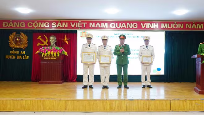 Đại tá Nguyễn Thanh Tùng, Phó Giám đốc CATP Hà Nội trao khen thưởng cho cá nhân thuộc Ban chỉ huy CAH Gia Lâm có thành thích xuất sắc trong công tác đảm bảo ANTT Đại tá Nguyễn Thanh Tùng, Phó Giám đốc CATP Hà Nội trao khen thưởng cho cá nhân thuộc Ban chỉ huy CAH Gia Lâm có thành thích xuất sắc trong công tác đảm bảo ANTT