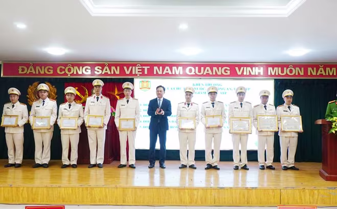 Ông Lê Anh Quân, Bí thư huyện ủy Gia Lâm trao khen thưởng cho tập thể, cá nhân có thành tích xuất sắc trong công tác đảm bảo ANTT Ông Lê Anh Quân, Bí thư huyện ủy Gia Lâm trao khen thưởng cho tập thể, cá nhân có thành tích xuất sắc trong công tác đảm bảo ANTT