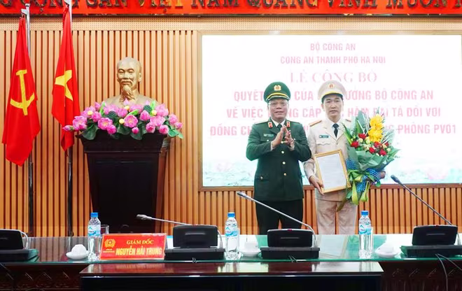 Thừa ủy quyền của Bộ trưởng Bộ Công an, Thiếu tướng Nguyễn Hải Trung đã trao Quyết định thăng cấp bậc hàm từ Thượng tá lên Đại tá đối với đồng chí Trần Đình Nghĩa. Thừa ủy quyền của Bộ trưởng Bộ Công an, Thiếu tướng Nguyễn Hải Trung đã trao Quyết định thăng cấp bậc hàm từ Thượng tá lên Đại tá đối với đồng chí Trần Đình Nghĩa.