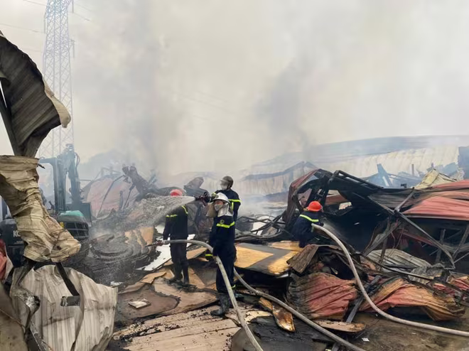 Hàng nghìn mét vuông nhà xưởng bị sập đổ hoàn toàn Hàng nghìn mét vuông nhà xưởng bị sập đổ hoàn toàn