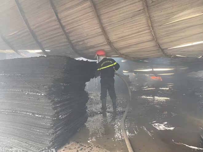 Các chiến sỹ cứu hỏa tiếp cận nguy hiểm để chữa cháy dập tắt hoàn toàn đám lửa