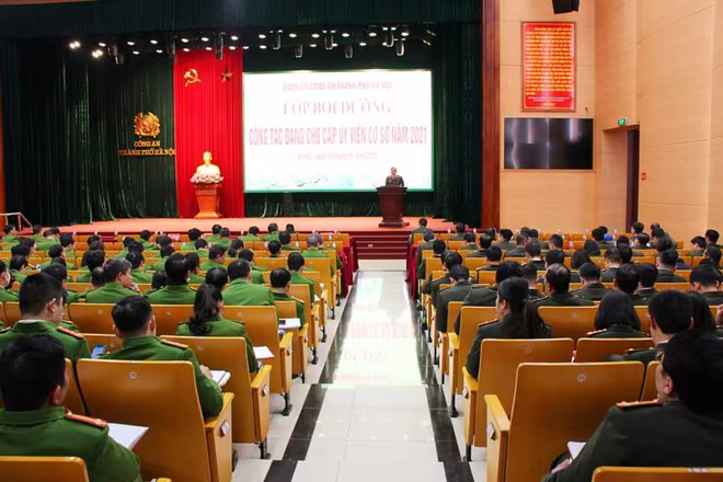 Đại tá Đặng Ngọc Bách, Phó Cục trưởng Cục Công tác Đảng và công tác chính trị (Cục X03) - Bộ Công an báo cáo, giảng dạy