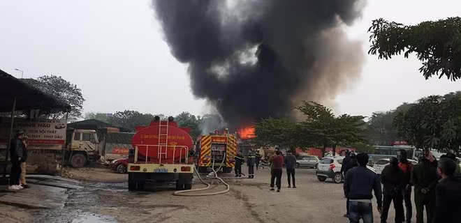 Lực lượng Cảnh sát PCCC và CNCH được huy động khống chế đám cháy Lực lượng Cảnh sát PCCC và CNCH được huy động khống chế đám cháy