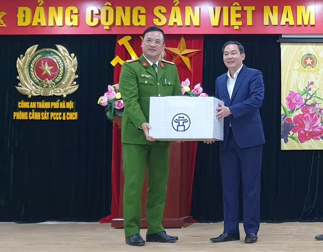 Đồng chí Lê Hồng Sơn, chúc Tết và tặng quà cán bộ chiến sĩ lực lượng Cảnh sát phòng cháy chữa cháy và cứu nạn cứu hộ, CATP Hà Nội Đồng chí Lê Hồng Sơn, chúc Tết và tặng quà cán bộ chiến sĩ lực lượng Cảnh sát phòng cháy chữa cháy và cứu nạn cứu hộ, CATP Hà Nội