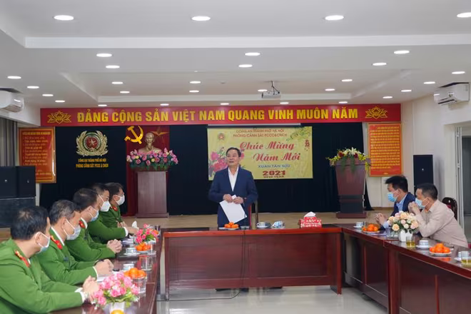Đồng chí Lê Hồng Sơn, Phó Chủ tịch thường trực UBND thành phố Hà Nội phát biểu tại buổi kiểm tra, chúc Tết lực lượng Cảnh sát Phòng cháy chữa cháy và cứu nạn cứu hộ CATP Hà Nội Đồng chí Lê Hồng Sơn, Phó Chủ tịch thường trực UBND thành phố Hà Nội phát biểu tại buổi kiểm tra, chúc Tết lực lượng Cảnh sát Phòng cháy chữa cháy và cứu nạn cứu hộ CATP Hà Nội