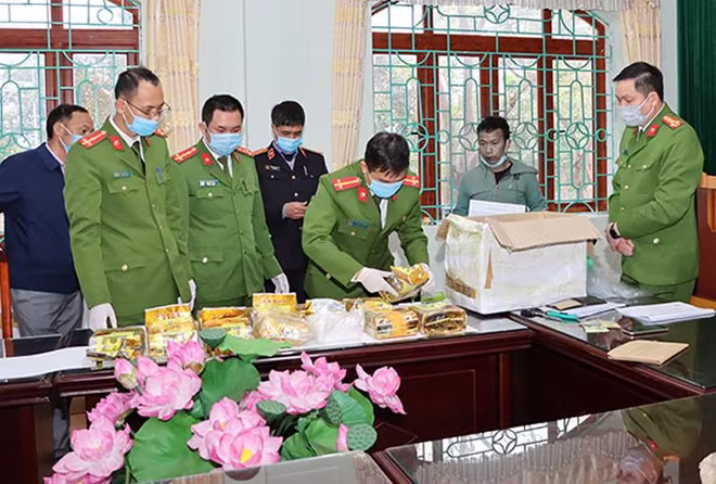 Cơ quan chức năng phối hợp với Công an tỉnh Lai Châu kiểm đếm, niêm phong số tang vật Cơ quan chức năng phối hợp với Công an tỉnh Lai Châu kiểm đếm, niêm phong số tang vật