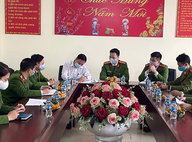 Công an huyện Gia Lâm bàn giao danh sách cơ sở do UBND cấp xã quản lý