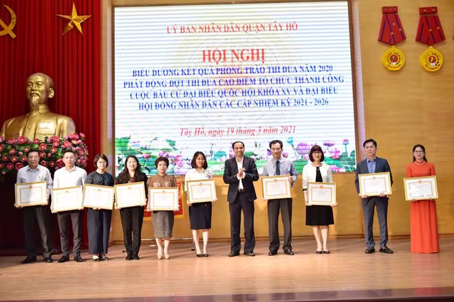 Ông Nguyễn Đình Khuyến, Chủ tịch UBND quận Tây Hồ trao khen thưởng cho các cá nhân có thành tích xuất sắc trong phong trào thi đua năm 2020 Ông Nguyễn Đình Khuyến, Chủ tịch UBND quận Tây Hồ trao khen thưởng cho các cá nhân có thành tích xuất sắc trong phong trào thi đua năm 2020