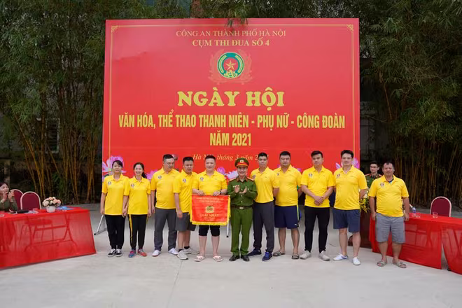 Thượng tá Lê Ngọc Thanh, Phó trưởng Phòng Cảnh sát PCCC và CNCH - CATP Hà Nội trao giải Nhất môn kéo co cho các VĐV Thượng tá Lê Ngọc Thanh, Phó trưởng Phòng Cảnh sát PCCC và CNCH - CATP Hà Nội trao giải Nhất môn kéo co cho các VĐV