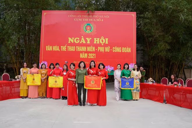 Thượng tá Vũ Thị Kim Yến - Chủ tịch Hội phụ nữ CATP trao giải Nhất môn cắm hoa nghệ thuật cho Hội Phụ nữ Phòng Cảnh sát PCCC - CATP Hà Nội Thượng tá Vũ Thị Kim Yến - Chủ tịch Hội phụ nữ CATP trao giải Nhất môn cắm hoa nghệ thuật cho Hội Phụ nữ Phòng Cảnh sát PCCC - CATP Hà Nội