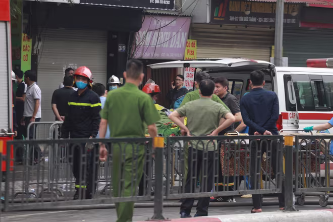 Ngôi nhà cháy có kết cấu dạng nhà ống 3 tầng và tum mái tôn có duy nhất 1 lối thoát nạn là cửa ra vào Ngôi nhà cháy có kết cấu dạng nhà ống 3 tầng và tum mái tôn có duy nhất 1 lối thoát nạn là cửa ra vào